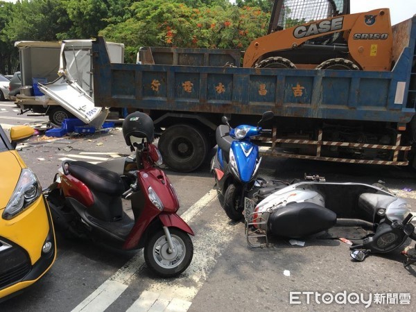 ▲▼台南市東區連環車禍，工程車疑煞車失靈追撞6車9機8傷。（圖／記者林悅翻攝）