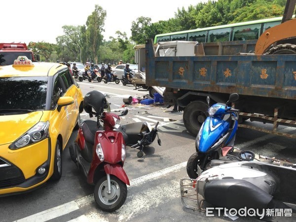 ▲▼台南市東區連環車禍，工程車疑煞車失靈追撞6車9機8傷。（圖／記者林悅翻攝）