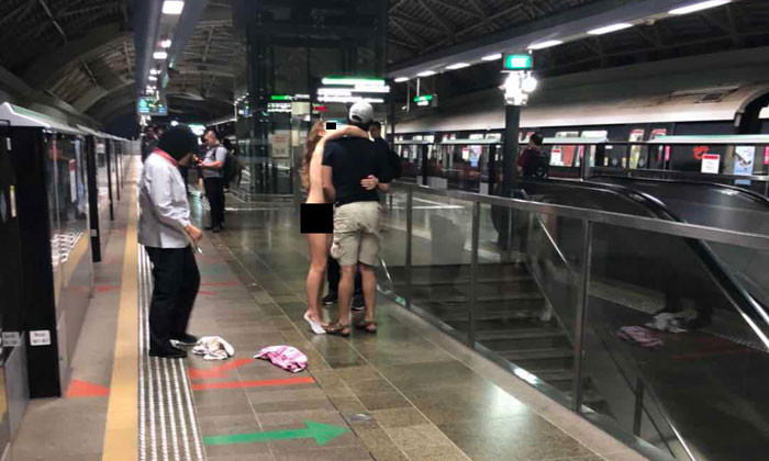▲金髮女在地鐵脫光熊抱男子。（圖／翻攝自網路）