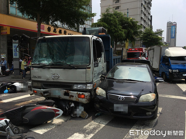 ▲台南市東區小東路、中華路口，12日上午10時40分發生一起連環車禍，1部工程車疑煞車失靈，追撞前方小客車及機車，共造成7車、9部機車、9人受傷送醫。（圖／記者林悅攝）