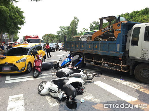 ▲台南市東區小東路、中華路口，12日上午10時40分發生一起連環車禍，1部工程車疑煞車失靈，追撞前方小客車及機車，共造成7車、9部機車、9人受傷送醫。（圖／記者林悅攝）