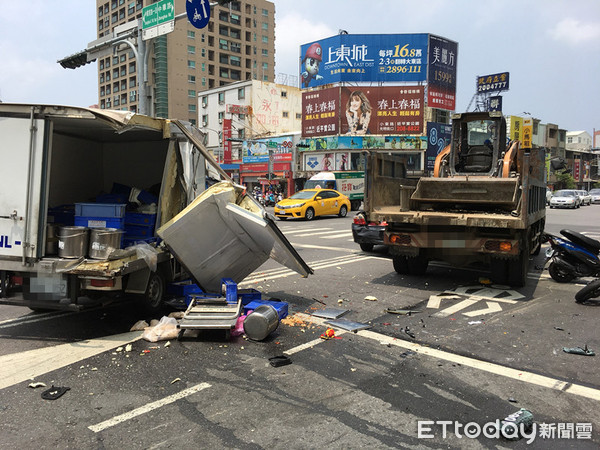 ▲台南市東區小東路、中華路口，12日上午10時40分發生一起連環車禍，1部工程車疑煞車失靈，追撞前方小客車及機車，共造成7車、9部機車、9人受傷送醫。（圖／記者林悅攝）