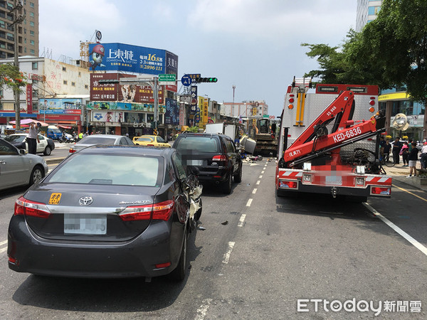 ▲台南市東區小東路、中華路口，12日上午10時40分發生一起連環車禍，1部工程車疑煞車失靈，追撞前方小客車及機車，共造成7車、9部機車、9人受傷送醫。（圖／記者林悅攝）