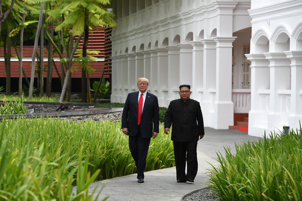 ▲▼川金會／川普與金正恩在嘉佩樂酒店外散步。（圖／路透社）