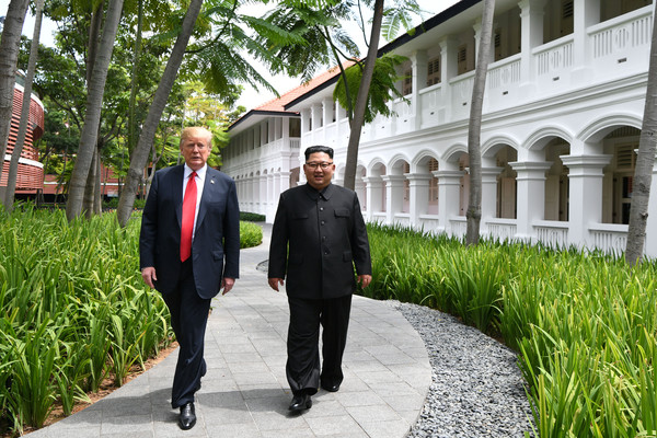 ▲▼川金會／川普與金正恩在嘉佩樂酒店外散步。（圖／路透社）