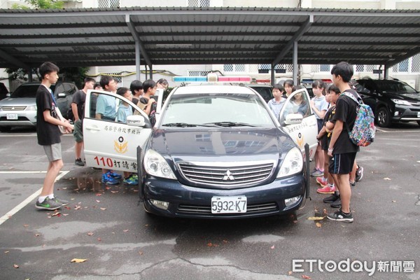 ▲▼國小學童參訪淡水分局與帥氣的警用重機合照。（圖／記者陳豐德翻攝）