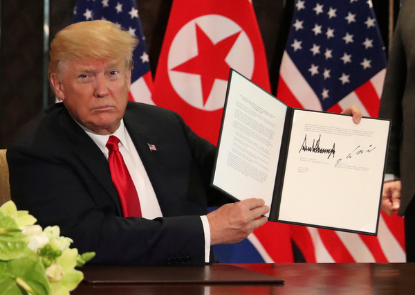 ▲川金會／美國總統川普（Donald Trump）與北韓領導人金正恩簽署合約。（圖／路透社）