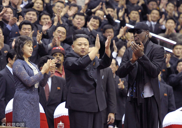 ▲▼前NBA球星「小蟲」羅德曼（Dennis Rodman）於2013年2月28日抵達平壤，北韓領導人金正恩和夫人李雪主前來觀看比賽。（圖／CFP）