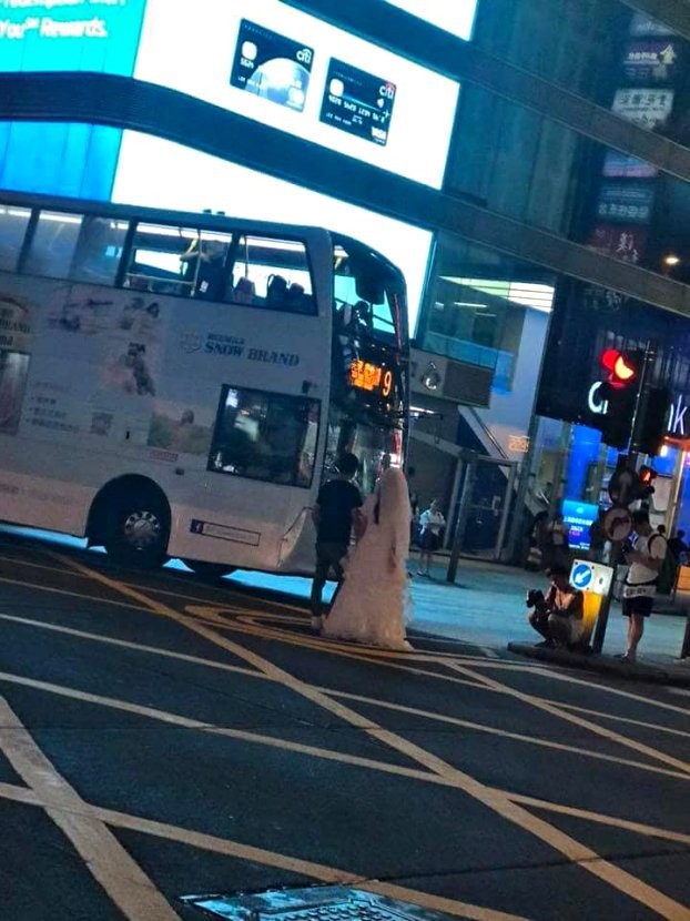 香港新人在旺角彌敦道拍婚紗（圖／翻攝自photoblog.hk）