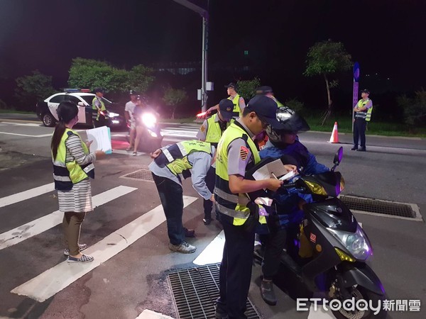 ▲▼金山警深夜聯合稽查取締噪音車，一晚開出38件勸導單。（圖／記者林煒傑翻攝）