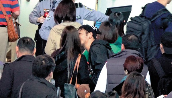 KID被民眾爆料假分手，在機場擁吻許維恩的照片曝光。（圖／《鏡週刊》）