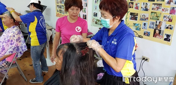 台東縣議長饒慶鈴關懷長輩，日前邀請專業的美髮師帶隊前往蘭嶼為當地居民義剪，獲得當地居民熱烈回應及感謝。（圖／饒慶鈴辦公室提供）