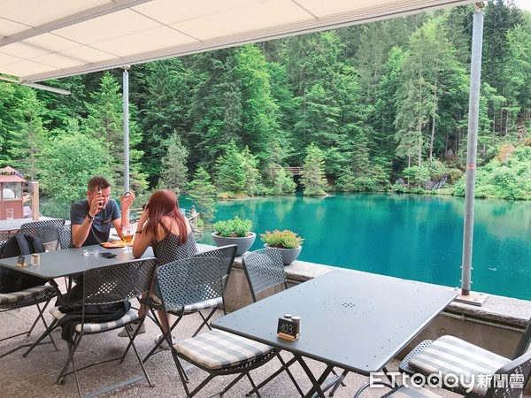 ▲▼瑞士景點-藍湖Blausee。（圖／記者賴文萱攝）