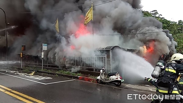 ▲北市和平東路鐵皮屋大火，疑有2人受困警消搶救中。（圖／記者柳名耕翻攝）