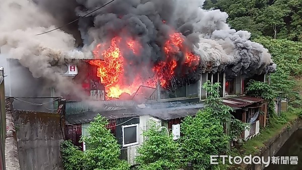 ▲北市和平東路鐵皮屋大火，疑有2人受困警消搶救中。（圖／記者柳名耕翻攝）