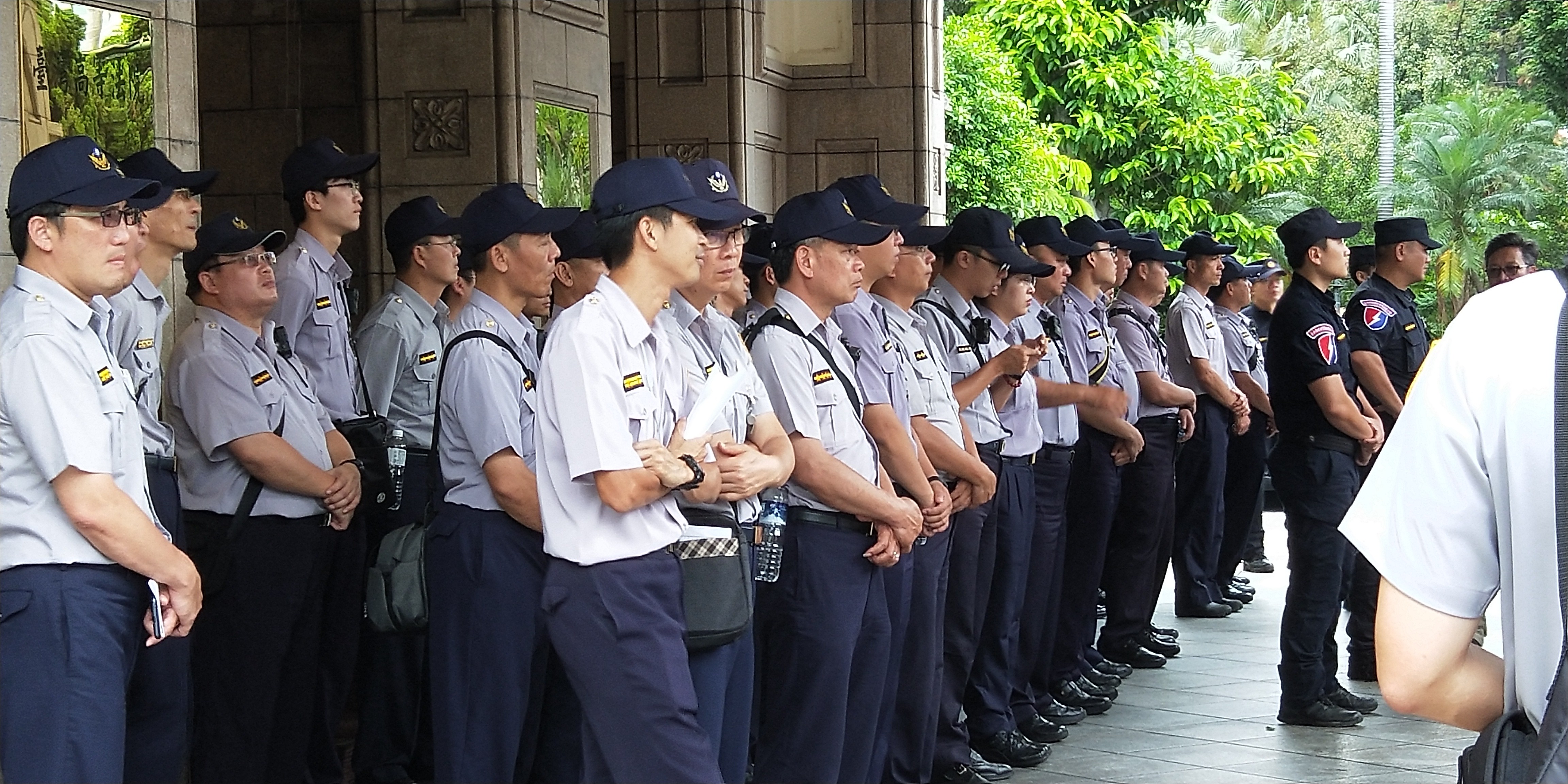 6月15日警察節快樂嗎 寫給基層員警的 柔情台語詩 雲論 Ettoday新聞雲