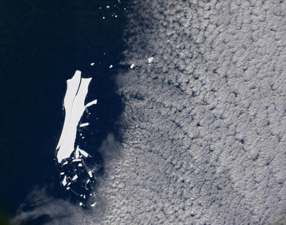 在2000年時，一座冰山脫離了南極冰架，之後便展開長達18年的漂流旅程，這座編號B-15的冰山，經過不停分裂後，成為小冰山，目前也已進入溫暖海域，美國國家航空暨太空總署（NASA）也估計，「該冰山的生命周期也將進入尾聲」。（圖／earthobservatory.nasa.gov）