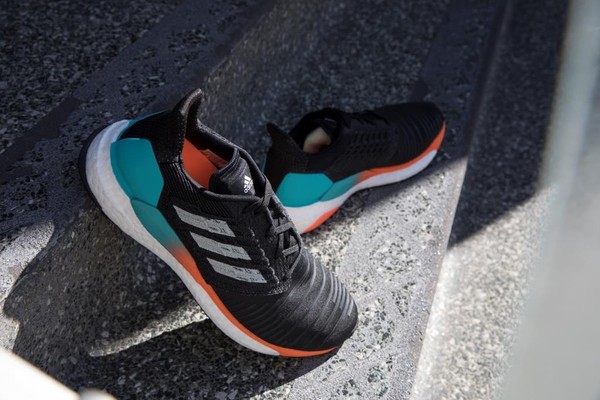 ▲adidas最新跑鞋─SOLARBOOST，以「搭載火箭科技的創新跑鞋」為概念研發。（圖／公關提供）