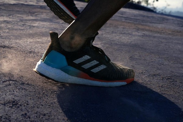 ▲adidas最新跑鞋─SOLARBOOST，以「搭載火箭科技的創新跑鞋」為概念研發。（圖／公關提供）