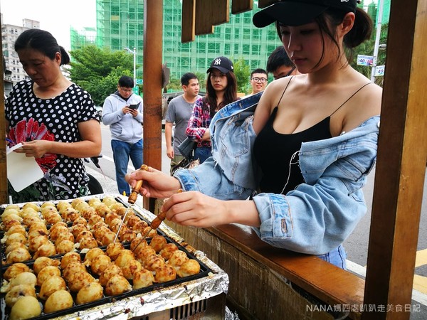 ▲新竹正妹賣章魚燒引發排隊潮。（圖／Nana媽四處趴趴走美食日記提供）