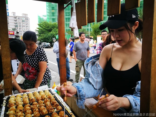 ▲新竹正妹賣章魚燒引發排隊潮。（圖／Nana媽四處趴趴走美食日記提供）