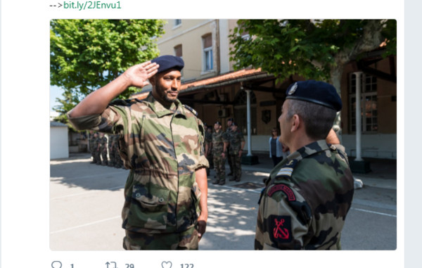 ▲▼迪奧（Boris Diaw）戴上法國海軍專屬的貝雷帽。（圖／翻攝自法國駐美國大使館官方推特）