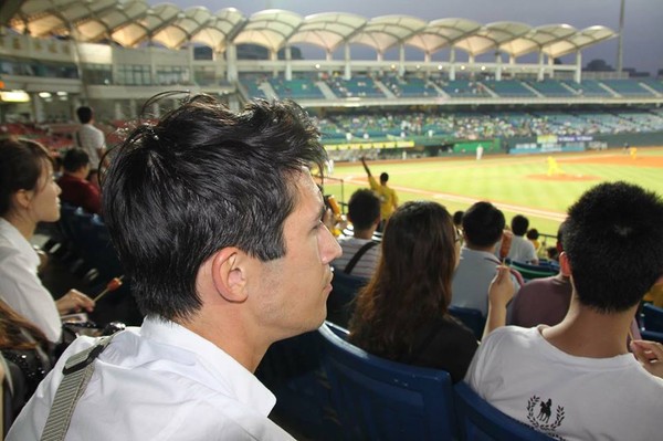 ▲陳昌源2010年到新莊球場看職棒比賽。（圖／翻攝自Xavier Chen〡Official 夏維耶官方網頁）