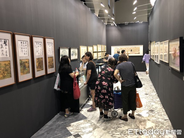 ▲本屆上海藝術季開幕第一天便吸引不少民眾駐足欣賞。（圖／記者魏有德攝）
