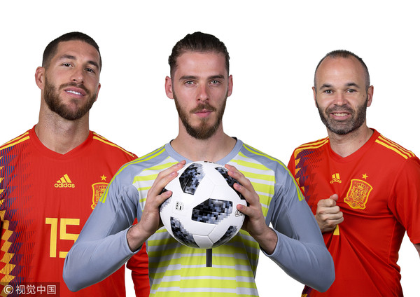 ▲▼西班牙足球隊官方照。因為新球衣和西班牙第二共和國的國旗顏色太像，引起極大的爭議。（圖／CFP）