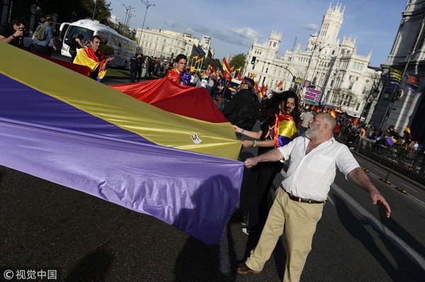 ▲▼西班牙第二共和國國旗。圖為民眾在2014年4月14日慶祝西班牙第二共和國成立83週年。（圖／CFP）
