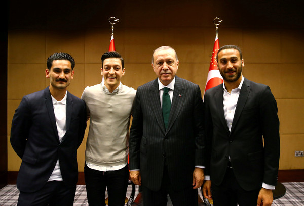 ▲▼擁有土耳其移民背景的德國隊主力厄齊爾（Mesut Özil）和京多安（İlkay Gündoğan）與土耳其總統埃爾多安見面。（圖／路透社）