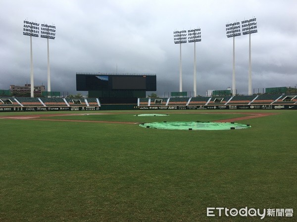 ▲2018高雄澄清湖球場下雨。（圖／記者陳立勳攝）