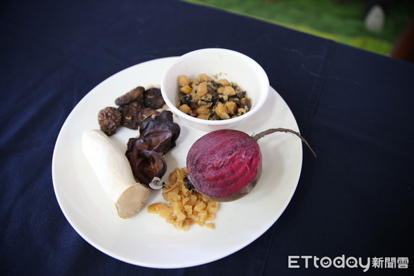 ▲月桃纖菇粽。（圖／記者嚴云岑攝）