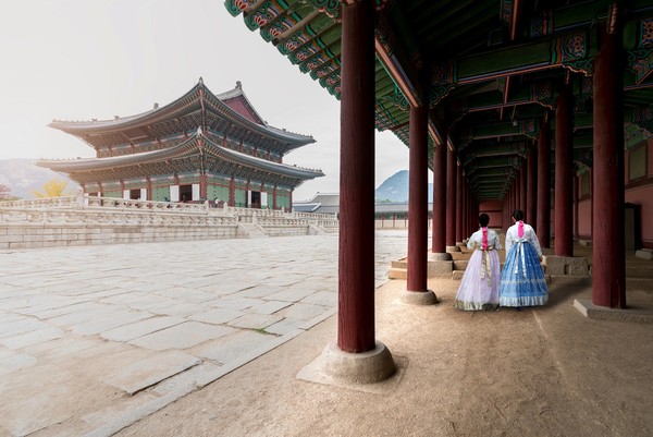▲穿著韓服走在景福宮，就像是真的穿越時空回到朝鮮王朝。（圖／shutterstock.com提供）
