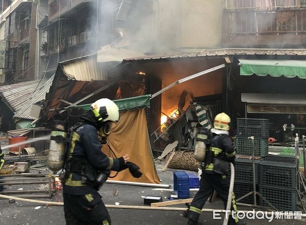 ▲▼台中東區建新街一家炸物食品加工行凌晨發生氣爆，3名員工受到嚴重燒燙傷。（圖／記者李忠憲翻攝）