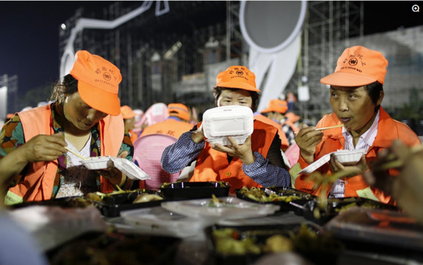 ▲▼萬人龍蝦宴　一晚製造30噸垃圾。（圖／翻攝自微博）