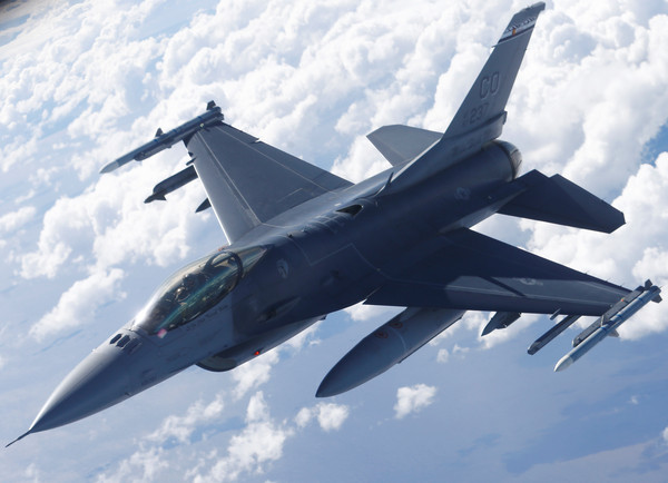 ▲美國對台的4100億軍售案遲交，當中包括66架F-16戰機。。（圖／路透社）