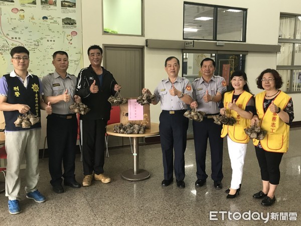 ▲台南市警歸仁警友辦事處主任薛文祥等人，前往歸仁分局慰問警察人員執勤辛勞，感謝警察人員平日為治安辛苦付出，並致贈禮券、粽子、餐盒等禮品，祝褔警察同仁「警察節」快樂。（圖／警方提供，下同）