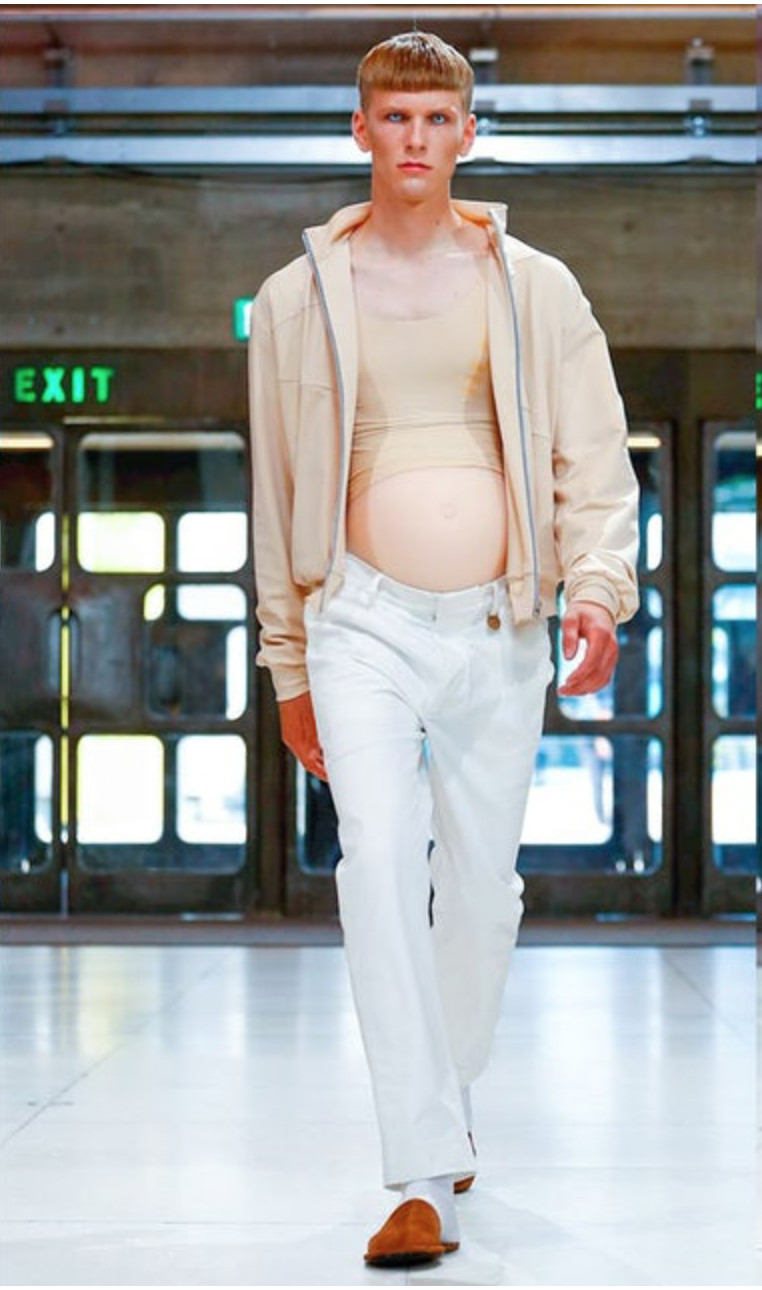 周翔宇让男人挺著1比1的假肚子登场,从未来男人也能怀孕的角度切入