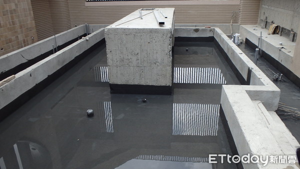 ▲▼久樘開發的屋頂防水有繁複程序，最後需經過108小時試水測試，確保有效性與持久性。。（圖／業者提供）