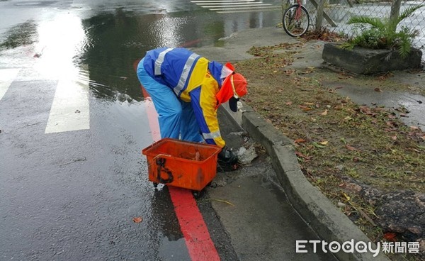 ▲台南市環保局人員，辛苦協助清除側溝阻塞雜物樹葉。（圖／市府提供）