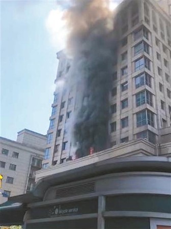 ▲辦公室起火　員工抱電腦主機逃下11樓：老婆以外，它陪我最久。（圖／澎湃新聞）