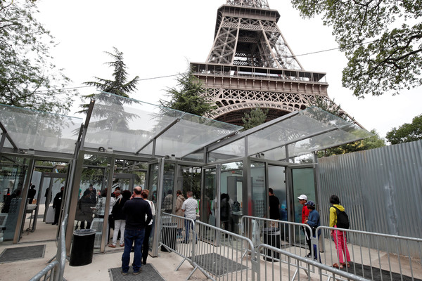 ▲▼ 法國斥資12億幫艾菲爾鐵塔（Eiffel Tower）裝防彈玻璃牆 。（圖／路透）
