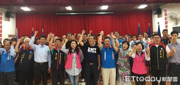 ▲國民黨副市席曾永權，授戰旗給台南市長參選人高思博。（圖／國民黨提供）