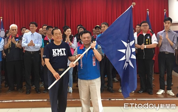 ▲國民黨副市席曾永權，授戰旗給台南市長參選人高思博。（圖／國民黨提供）