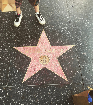 ▲▼Paris Jackson幫爸爸清理星星。（圖／翻攝Paris Jackson IG）