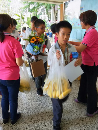 ▲▼台中建功國小畢業典禮送香蕉，救救蕉農。（圖／台中市政府教育局）