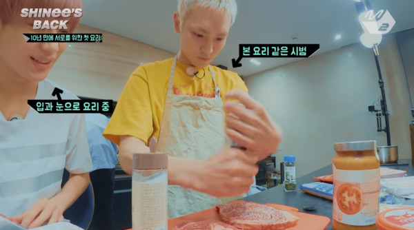 ▲Key是廚師擔當，SHINee一起享用他辛苦的成果。（圖／翻攝自M2 YOUTUBE）