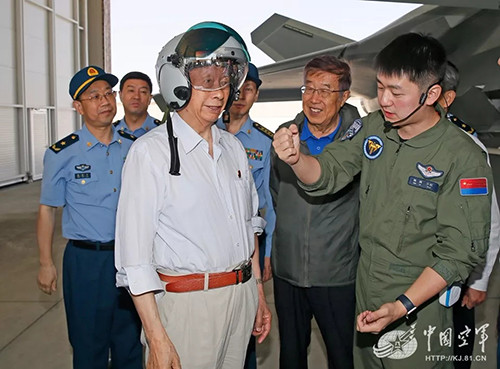 ▲▼解放軍空軍院士顧問體驗新式頭盔並與飛行員交流             。（圖／翻攝自中國空軍網）