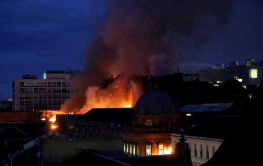 ▲▼ 蘇格蘭格拉斯哥藝術學院（Glasgow School of Art）發生大火。（圖／路透社）